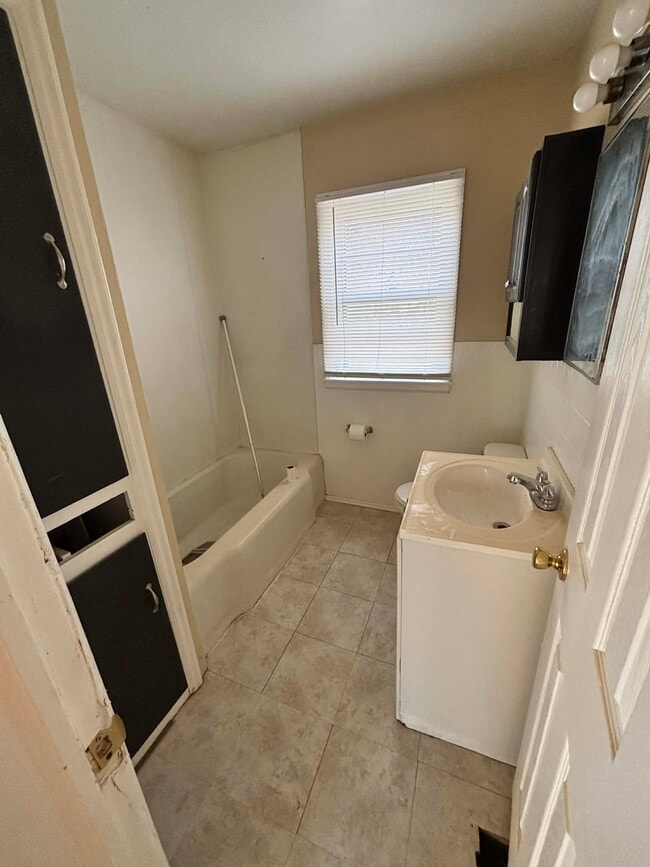 Building Photo - 1148 N Terrace Dr