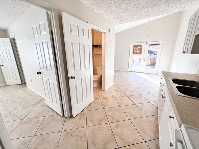 Building Photo - 2002 S 10th St