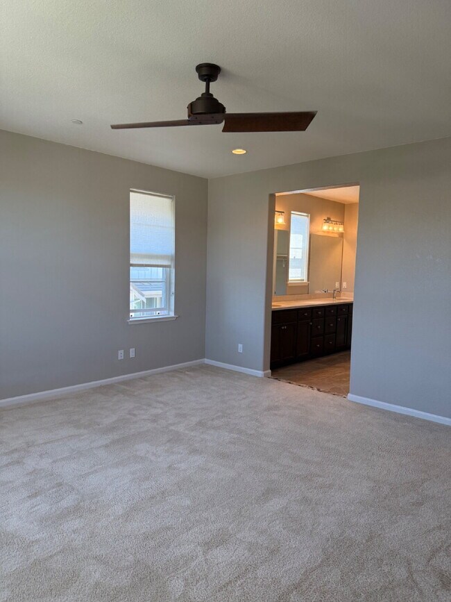 Building Photo - Gorgeous 4 Bed/4 Bath End Unit Condo with ...