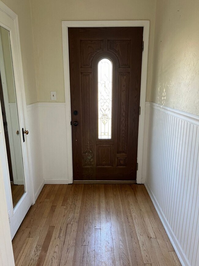 Building Photo - Charming 5 Bed, 2 bath home in the heart of Rexburg with detached 3 CAR GARAGE!!!!