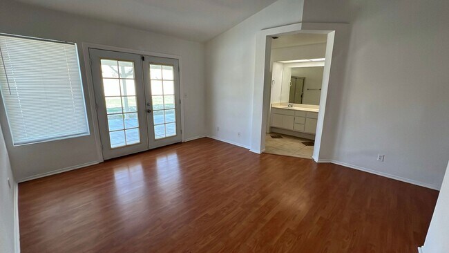 Building Photo - East Lancaster Home