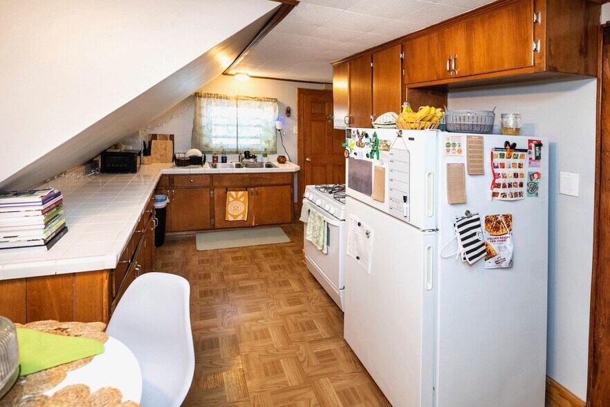 Kitchen - 2211 E Holt Ave