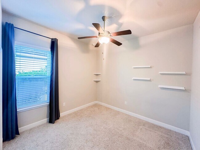 Building Photo - Vibrant 4/3 home in Longleaf!