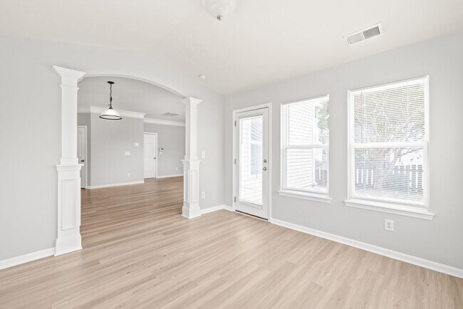 Building Photo - Move-in Ready (Fresh Paint, New Carpet!)