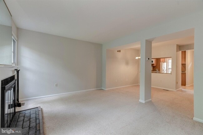 Building Photo - 2440 S Walter Reed Dr