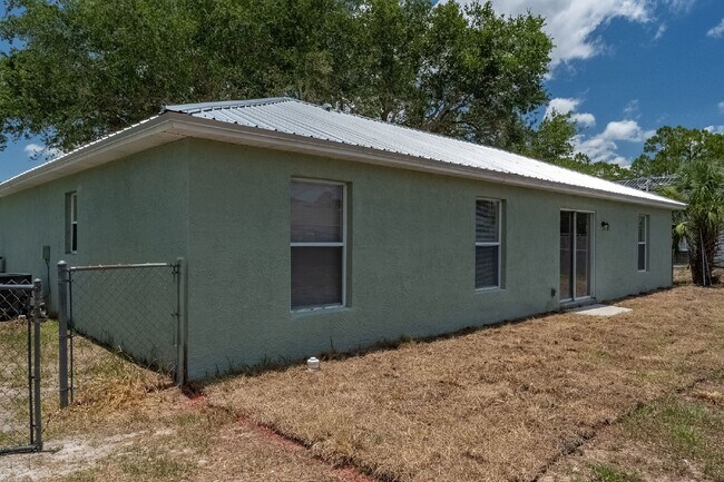 Building Photo - Charming 3-Bed, 2-Bath Home in Palm Bay