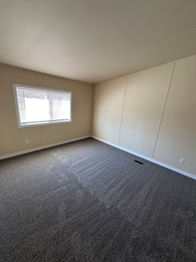 Building Photo - 3 Bedroom 2 Bath Home Available Now