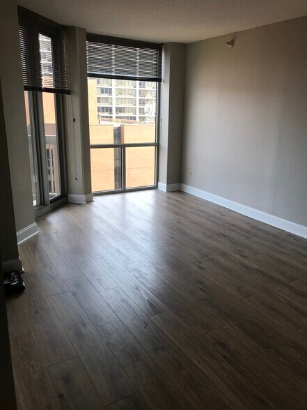 Living room - 222 N Columbus Dr
