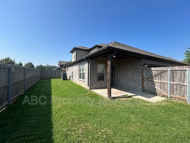 Building Photo - 3100 SW Warberry Ave