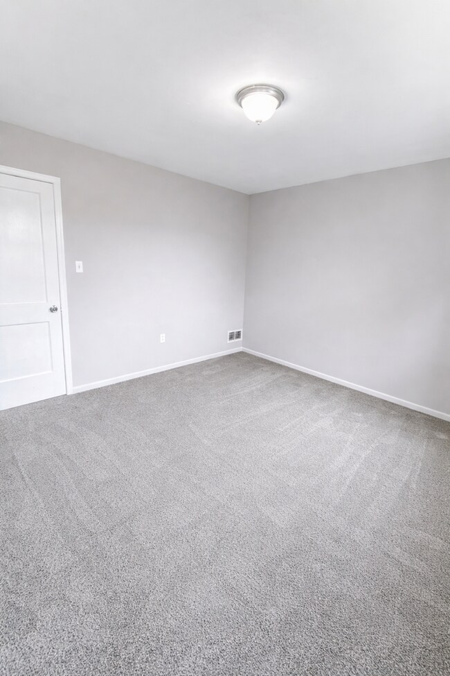 Building Photo - Home with Modern Kitchen, Finished Basement & Backyard Deck