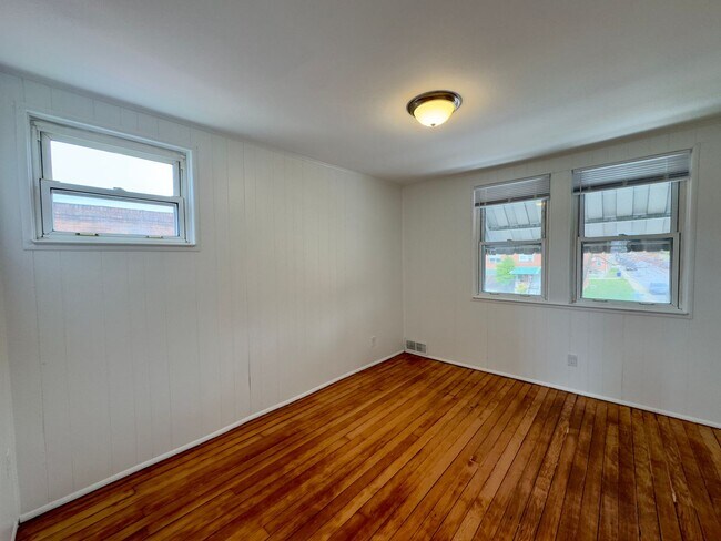 Building Photo - Modern 2-Bedroom Townhome with Spacious Ya...