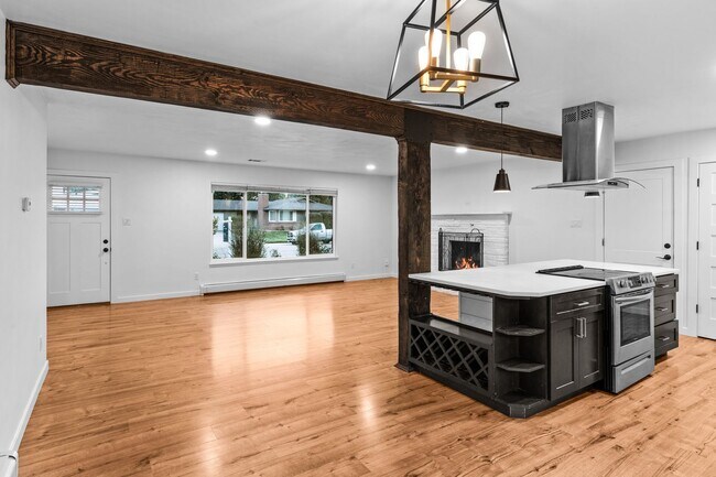 Building Photo - Charming and Renovated 4 Bedroom 2 Bathroo...