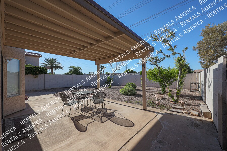 Building Photo - 1044 W Todd Dr