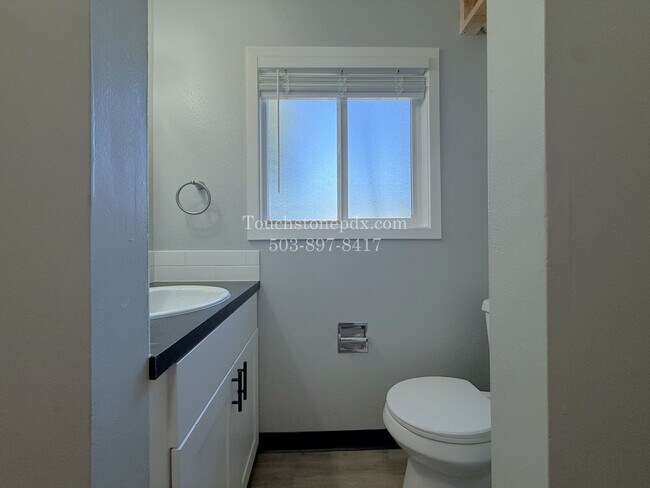 Building Photo - Bright East Portland 3 Bed Apartment Home with Two-Level Layout and Assigned Parking
