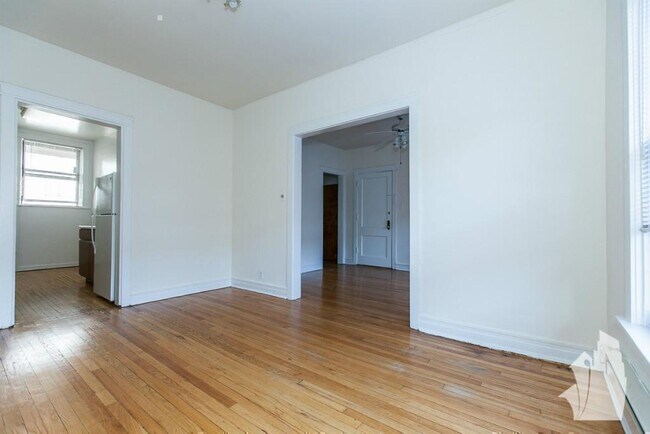 Building Photo - 813 W Waveland Ave