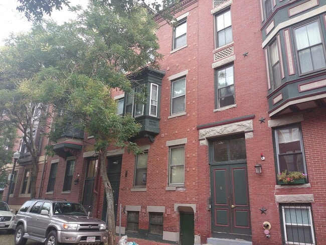 Building Photo - "Charming 1-Bedroom Apartment with Granite...