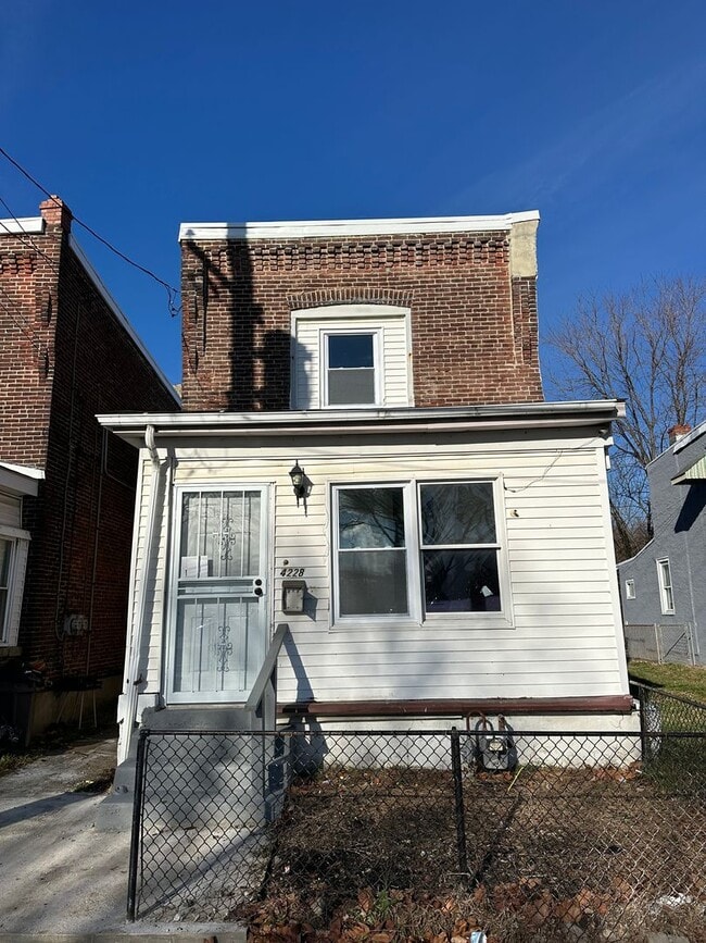Building Photo - Newly renovated 4 Bedroom