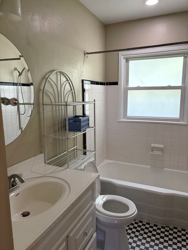 Building Photo - Cleveland Park - University Ridge Condo- 2 Bedroom 1 Bath