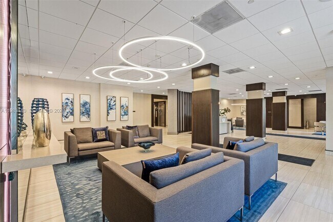 Building Photo - 90 Edgewater Dr