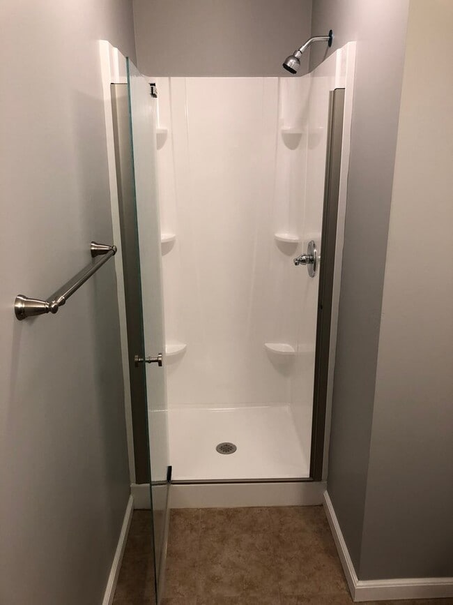 Building Photo - 2 bedrrom + basement Townhouse with Waterv...