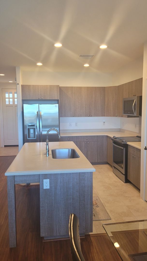 Building Photo - 1175-D