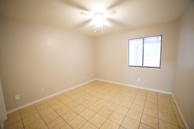 Building Photo - 2 bed / 1 bath Townhome on Tharpe