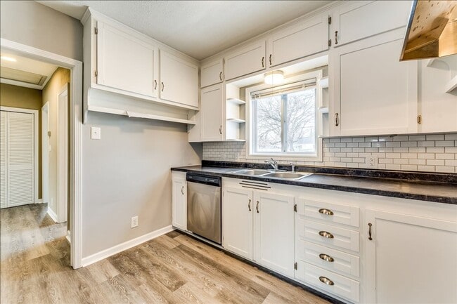 Building Photo - Adorable 2 Bed Riverside Home – Updated & Ready Now!