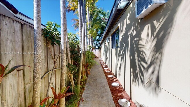 Building Photo - 2708 SW 33rd Ct