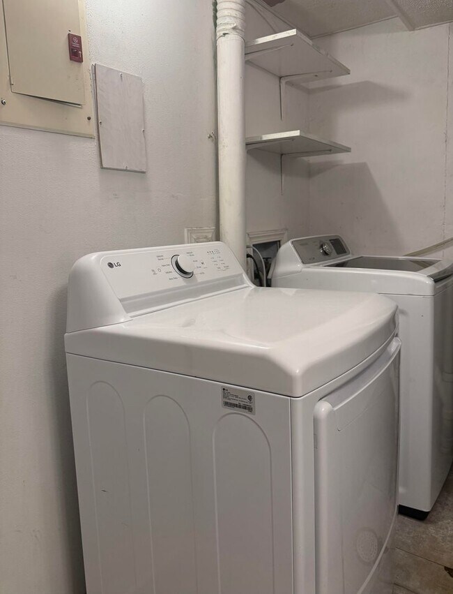 Building Photo - 3 Bedroom/2.5 bath Townhome Located on Bloomington's Southside - Available April 2026!