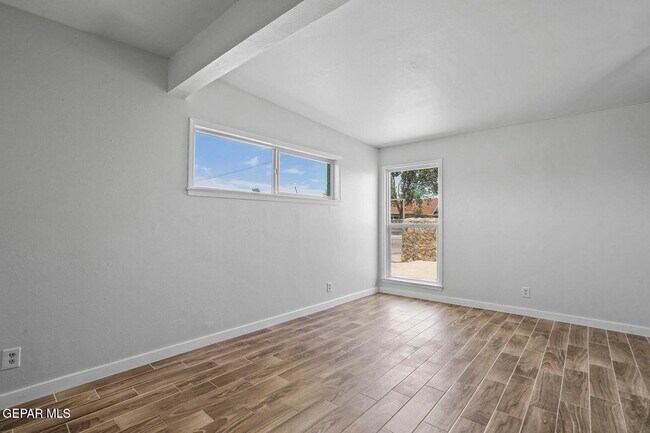 Building Photo - 5121 Beautonne Ave