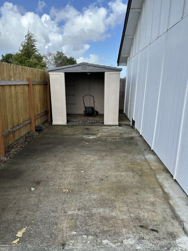 Building Photo - 4 Bed 1.5 Bath House