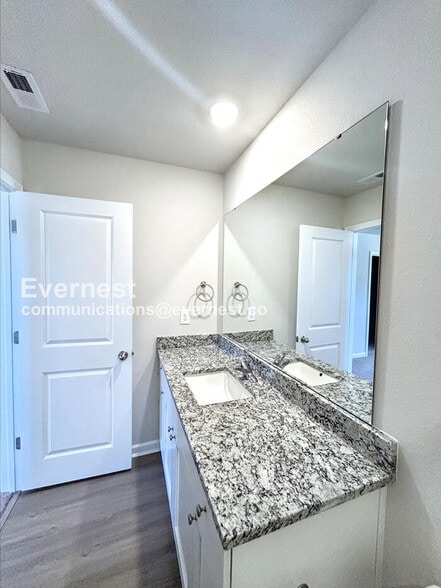 Building Photo - 2156 Willow Gln Dr