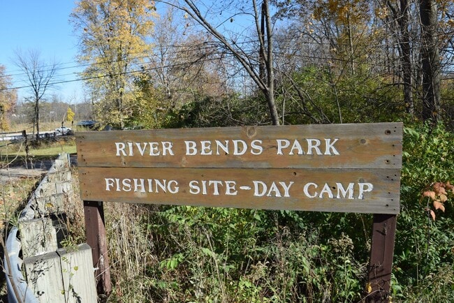 Building Photo - Shelby Twp 2-bedroom, 2-bath condo-style, ...