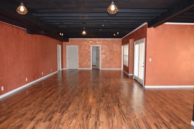 Building Photo - Gorgeous Home Located in Osage Hills Subdivision