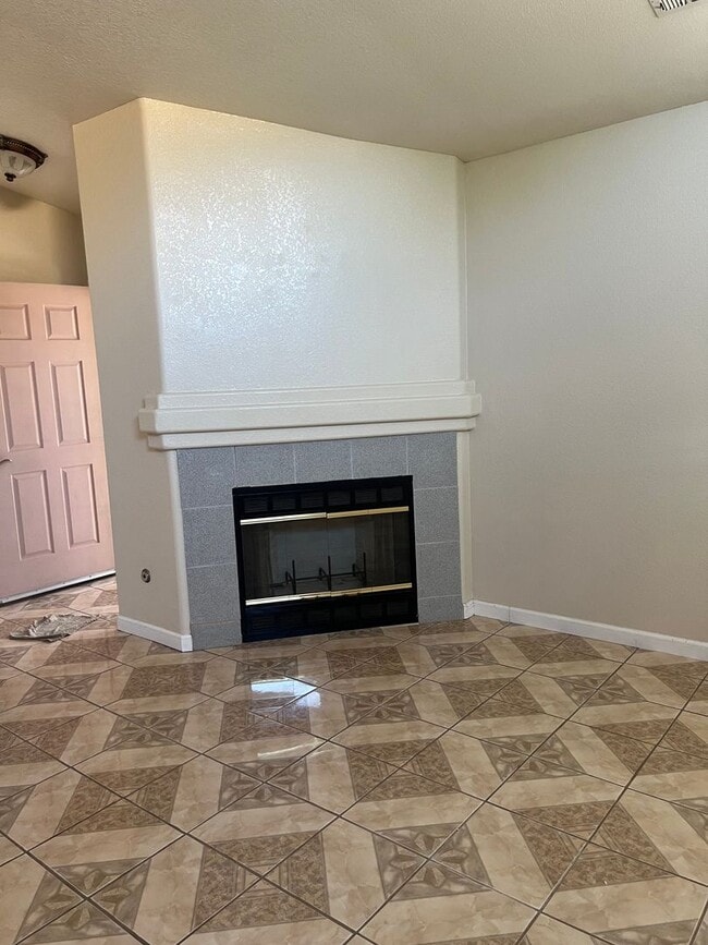 Building Photo - Lovely 3 bedroom 2 bath home in a great neighhborhood