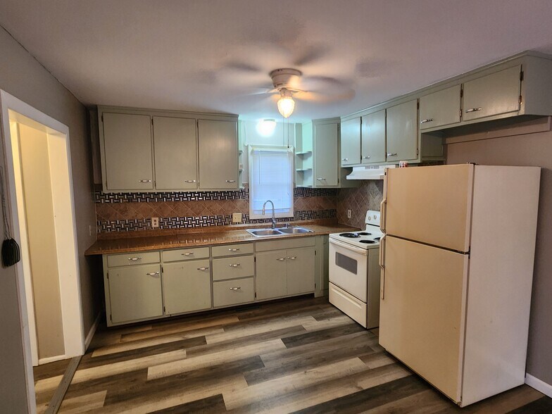 Building Photo - 205 Cedar St