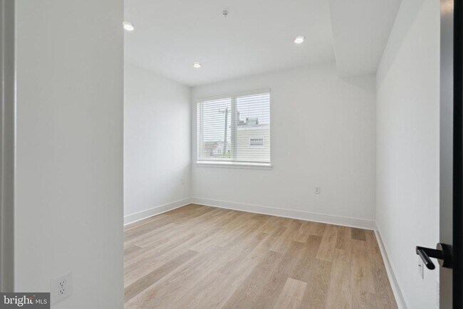 Building Photo - 1419 W Grange Ave