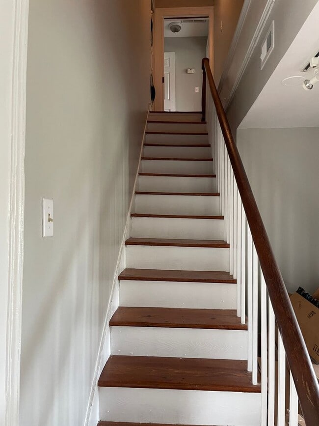 Building Photo - Spacious Three Bedroom Apartment on Calhoun Street