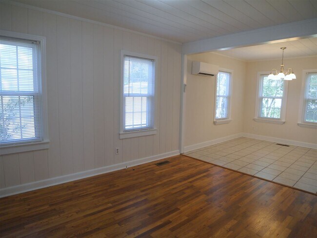 Building Photo - 1429 Milton St