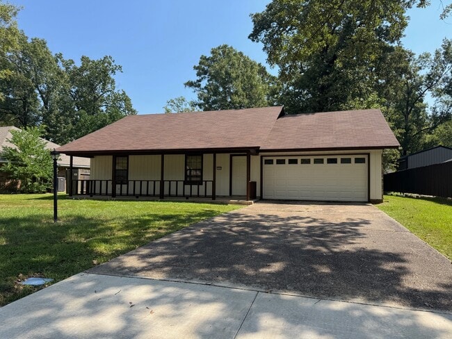Building Photo - 107 Carriage Square Dr