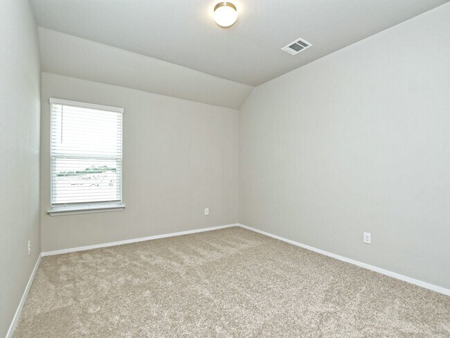 Building Photo - 5 BR + Office /2.5 BA - 2637 SF - Cloverleaf in SOUTH AUSTIN!