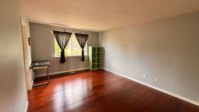 Building Photo - Spacious & Modern 4-Bedroom Home in Kent