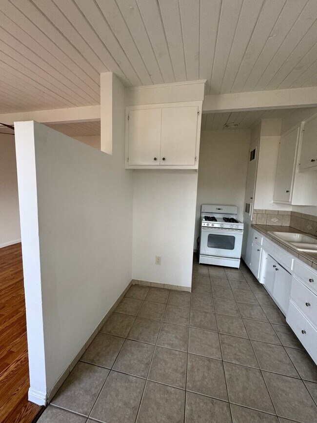 Building Photo - Comfortable 1-Bedroom in Gardena with Park...