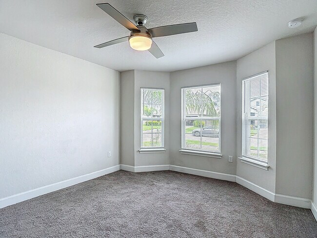 Building Photo - Welcome in to this beautiful Unfurnished -...