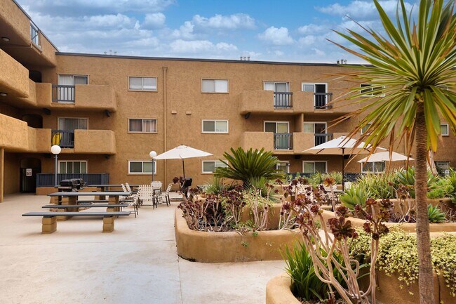 Building Photo - Gated Community 2 Bedroom 2 Bath Condo