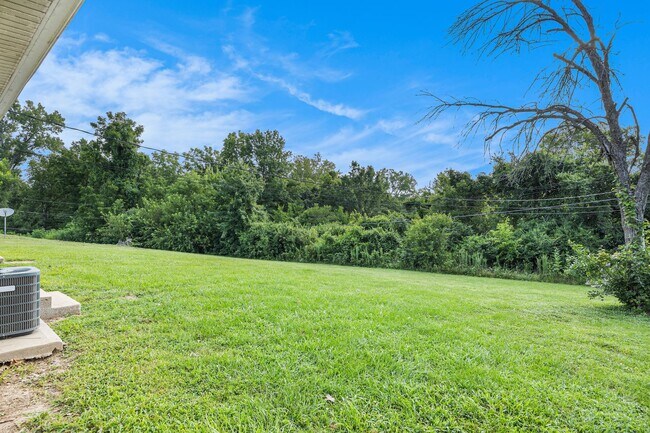 Building Photo - Beautiful 2BR/1BA Duplex in Independence!