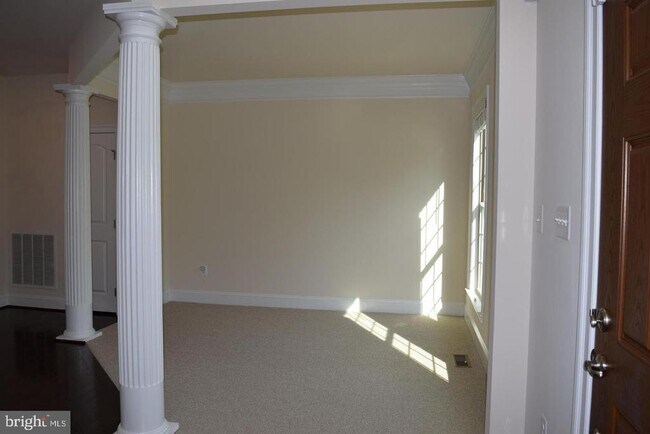 Building Photo - 42159 Tecumseh Hills Dr