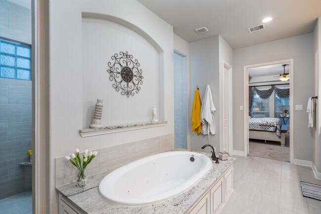 Building Photo - 10410 Southern Hawker