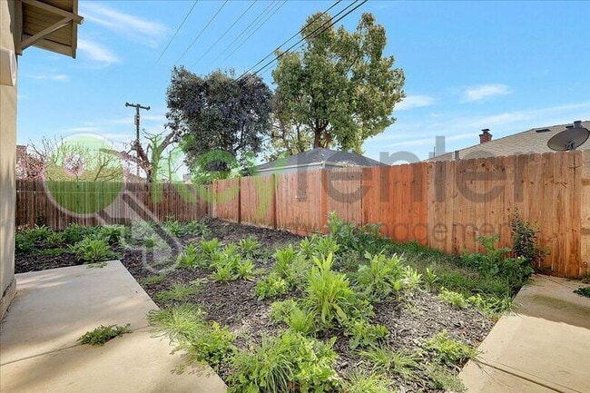 Building Photo - 4404 Lantana Ave