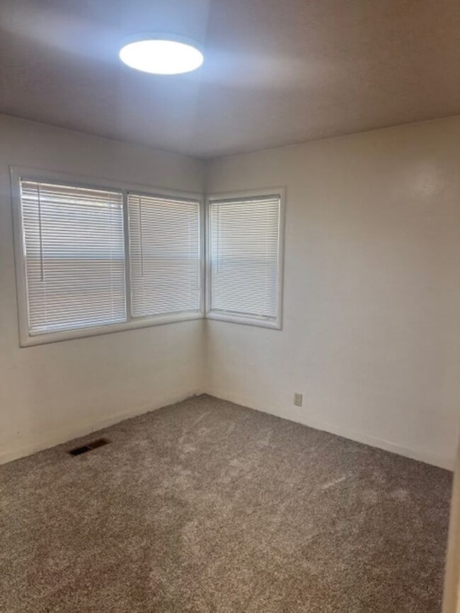 Building Photo - SINGLE LEVEL, 3 BEDROOM HOME WITH DETACHED...